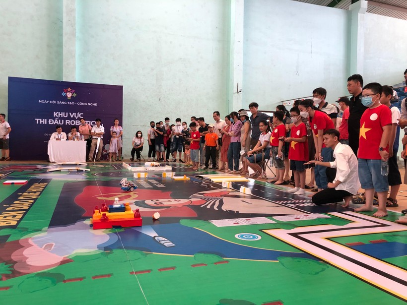Các đội tham dự thi Robotics. 