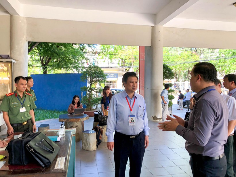 Thứ trưởng Nguyễn Hữu Độ kiểm tra công tác chấm thi tốt nghiệp THPT tại TP. Đà Nẵng. 