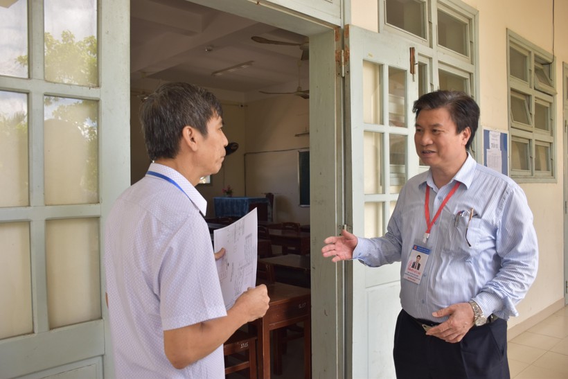 Thứ trưởng Bộ GD&ĐT Nguyễn Hữu Độ kiểm tra công tác chấm thi tốt nghiệp THPT tại Quảng Nam. Ảnh: M.T