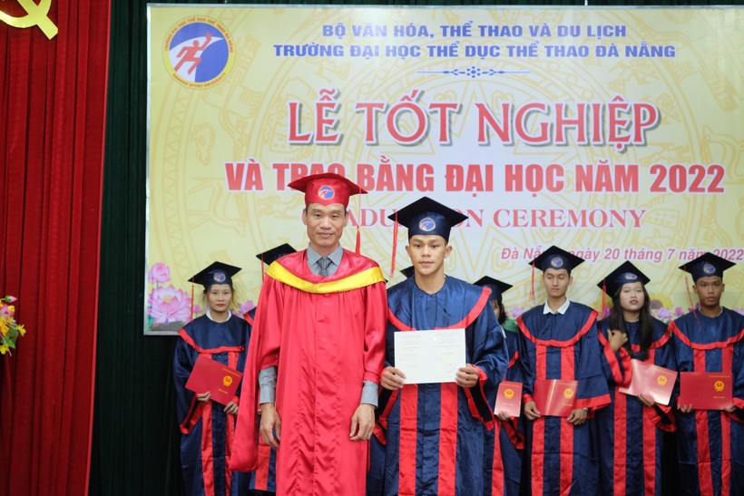 PGS.TS Phan Thanh Hài - Hiệu trường Trường Đại học Thể dục Thể thao Đà Nẵng trao bằng tốt nghiệp cho các tân Cử nhân. 