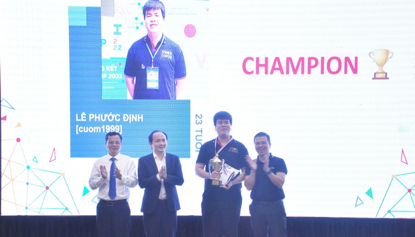 Ban tổ chức trao cup vô địch cho thí sinh đạt giải nhất tại vòng Chung kết VNOI CUP.