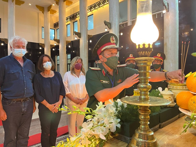 Đại diện Quân khu 5 thắp hương cho anh hùng lực lượng vũ trang nhân dân Nguyễn Văn Lập. 