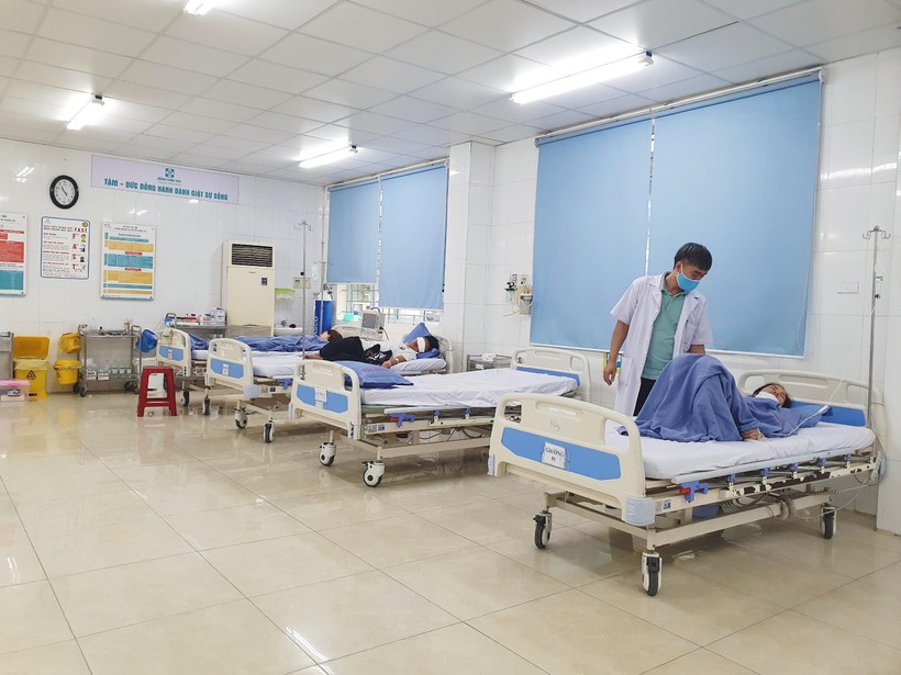 Các bác sĩ Bệnh viện 199 - Bộ Công an đang thăm khám cho bệnh nhân nghi bị ngộ độc thực phẩm. Ảnh: Thanh Huyền. 