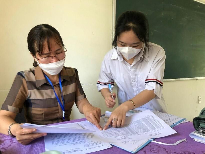 Thí sinh Trường THPT chuyên Nguyễn Bỉnh Khiêm (tỉnh Quảng Nam) đang làm thủ tục dự thi Tốt nghiệp THPT năm 2022.