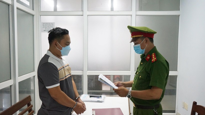 Công an tống đạt quyết định khởi tố vụ án, khởi tố bị can và bắt tạm giam Nguyễn Thanh Quang để điều tra. Ảnh: Công an. 