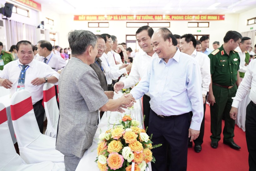 Chủ tịch nước Nguyễn Xuân Phúc thăm hỏi cán bộ hưu trí tại huyện Đại Lộc (tỉnh Quảng Nam). 