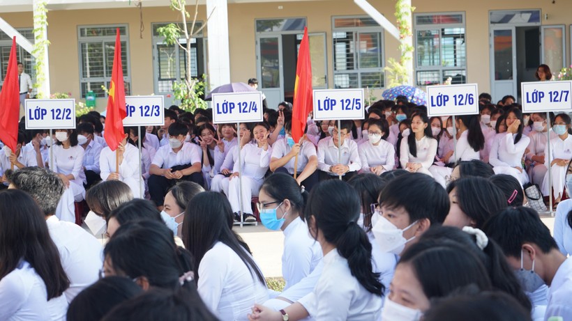 Sau 3 năm bị ảnh hưởng của dịch Covid-19, năm học mới 2022-2023, các em học sinh đã được tham dự buổi Lễ khai giảng tại Trường THPT Nguyễn Văn Thoại bằng hình thức trực tiếp. 