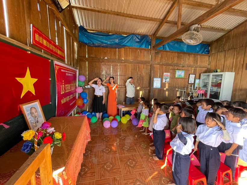 Buổi lễ Khai giảng đơn sơ tại điểm trường Tắk Pổ - Trường Phổ thông Dân tộc bán trú tiểu học Trà Tập (huyện Nam Trà My, tỉnh Quảng Nam)