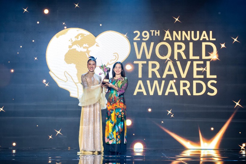 Bà Trương Thị Hồng Hạnh (áo dài, bên phải) - Giám đốc Sở Du lịch TP. Đà Nẵng nhận danh hiệu 'Điểm đến sự kiện và lễ hội hàng đầu châu Á'. 