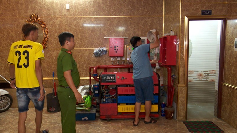 Lực lượng Cảnh sát đang kiểm tra trang thiết bị chữa cháy tại các quán karaoke trên địa bàn Đà Nẵng. Ảnh: Tiên Sa. 