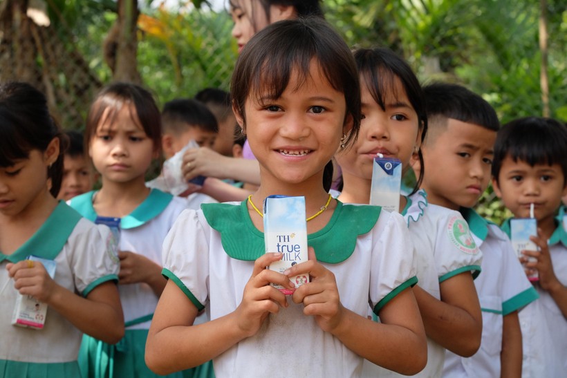Học sinh huyện miền núi Bắc Trà My, tỉnh Quảng Nam uống sữa. Ảnh tư liệu