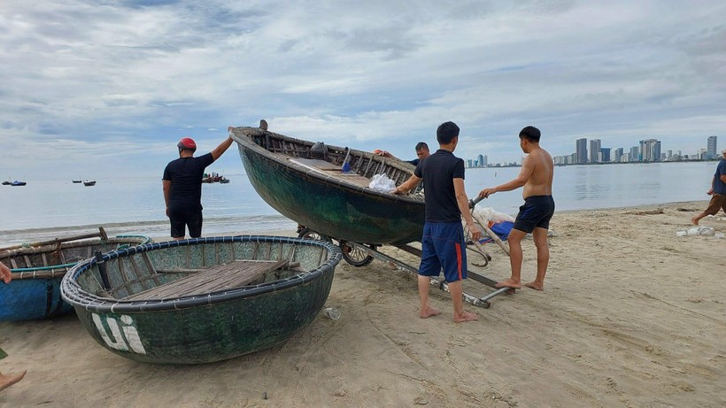 Ngư dân Đà Nẵng đưa thuyền thúng lên bờ tránh bão. 