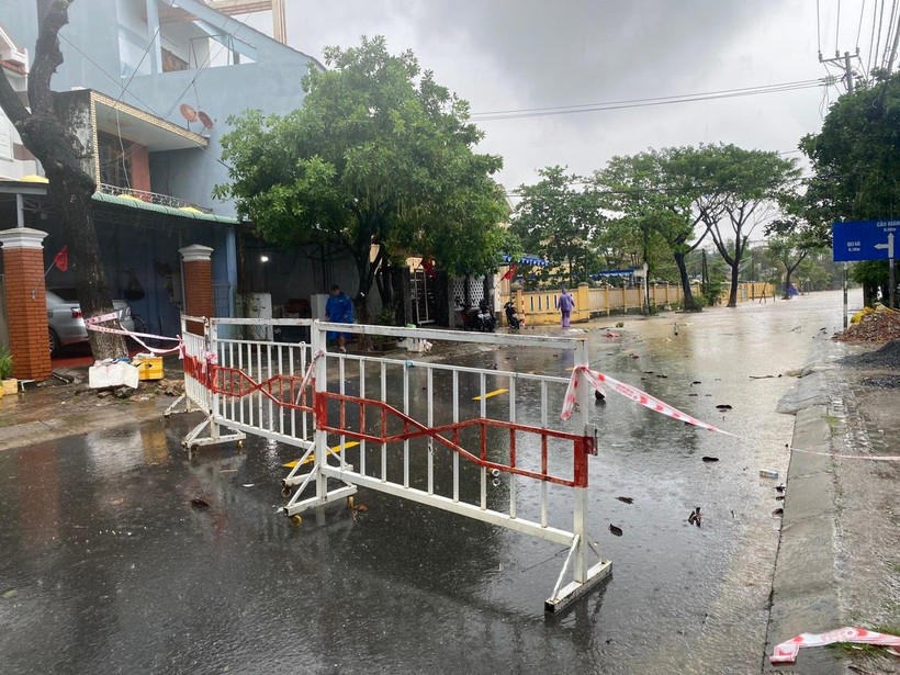 Lực lượng chức năng xã Hòa Phong đã rào chắn không cho dân qua lại khu vực ngập nước.