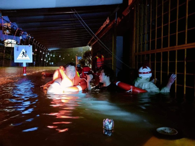 Công an phường Hòa Khê cùng Đội Phòng cháy chữa cháy và cứu hộ cứu nạn (Công an quận Thanh Khê) và dân quân phường đã giải cứu 4 người dân bị mắc kẹt do nước lên.