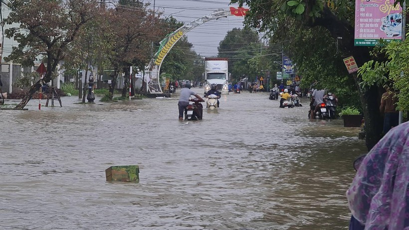 Mưa lớn khiến đường ở Quảng Nam bị ngập. 