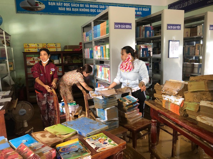 Thư viện Trường Tiểu học Hồng Quang bị ngập nước. 
