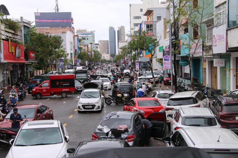 Hàng loạt ô tô bị mắc cạn ở đường phố Đà Nẵng sau cơn mưa lớn ngày 14/10. 