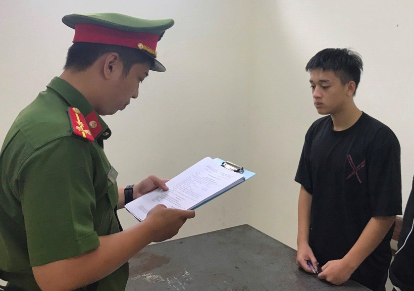 Công an đọc lệnh bắt tạm giam Ngô Tùng Dương.