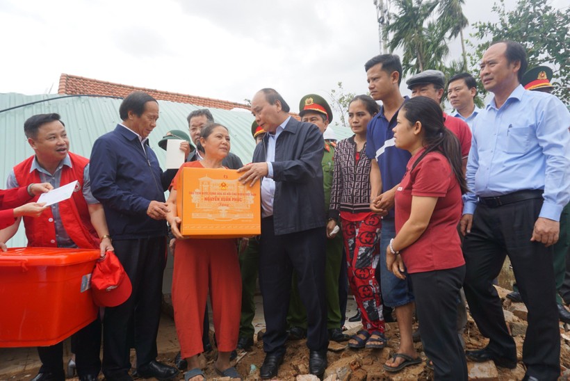 Chủ tịch nước Nguyễn Xuân Phúc thăm và tặng quà người dân vùng lũ thôn Thạch Nham Đông, xã Hòa Nhơn, huyện Hòa Vang, TP Đà Nẵng. 