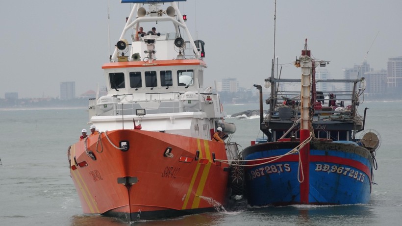 Tàu SAR 412 cứu tàu cá bị gặp nạn trên biển. 