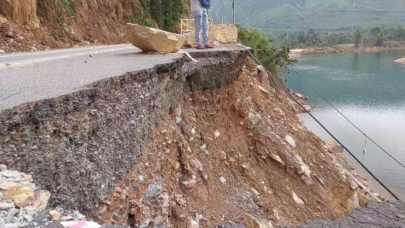 Tuyến đường ĐT601 (địa bàn huyện Hòa Vang) bị sạt lở sau trận mưa lớn ngày 14/10 vừa qua. 