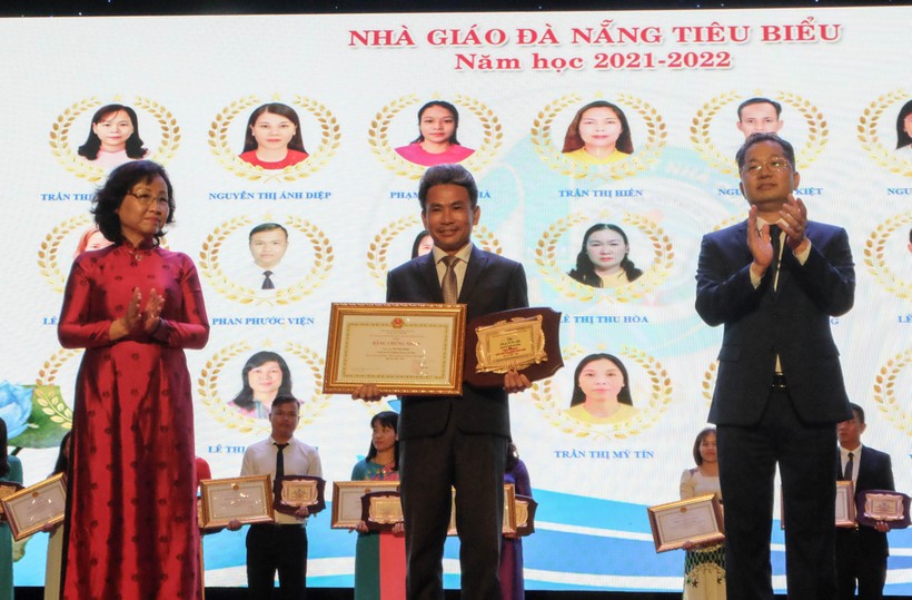 Ông Nguyễn Văn Quảng (bên phải) - Bí thư Thành ủy Đà Nẵng và bà Ngô Thị Kim Yến - Phó Chủ tịch UBND TP. Đà Nẵng, trao tặng Giải thưởng Nhà giáo tiêu biểu cho các giáo viên. 