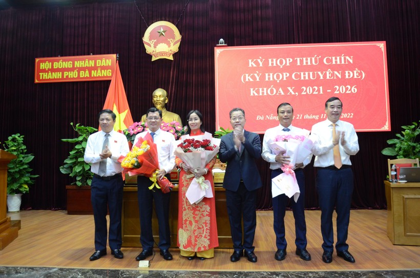 Ông Trần Phước Sơn (thứ 2, trái sang) và bà Nguyễn Thị Anh Thi (thứ 3, trái sang) được bầu giữ chức Phó Chủ tịch HĐND TP. Đà Nẵng.