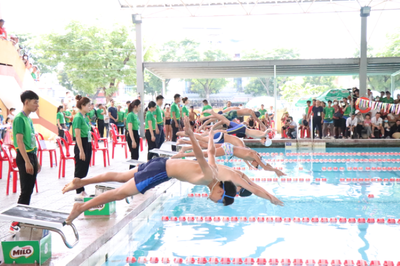 Các em học sinh tham gia giải bơi lội. Ảnh: Trường Đại học Thể dục Thể thao Đà Nẵng. 