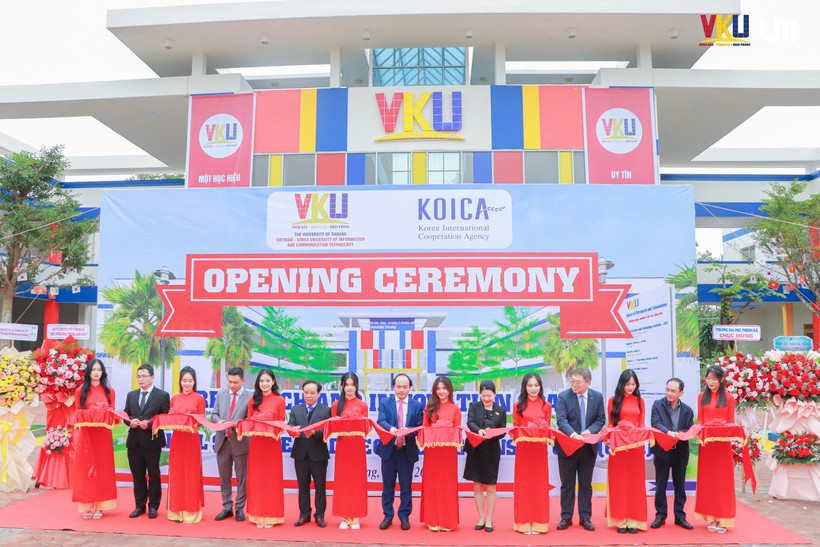 Các đại biểu thực hiện nghi thức Lễ khởi động dự án “Nâng cao năng lực giáo dục - đào tạo, quản trị và nghiên cứu của Trường Đại học Công nghệ Thông tin và Truyền thông Việt – Hàn (VKU) giai đoạn 2022-2027”.