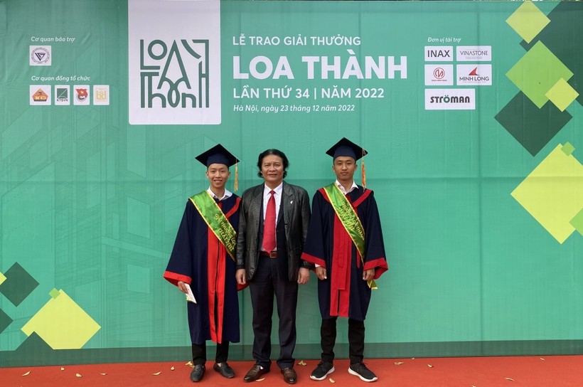 Sinh viên Phạm Thành Hưng và Huỳnh Văn Tài và PGS. TS. Phan Cao Thọ tại buổi lễ nhận giải thưởng Loa Thành năm 2022. 
