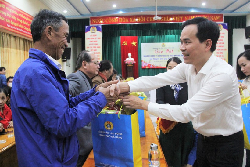 Ông Nguyễn Duy Minh (áo trắng) - Chủ tịch LĐLĐ TP. Đà Nẵng trao 58 suất quà, hỗ trợ kinh phí 1 triệu đồng cho 58 Ban điều hành Tổ công nhân tự quản khu nhà trọ.