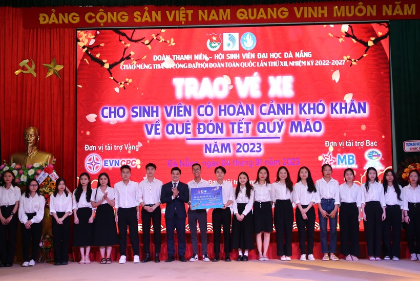 Đại diện Hội sinh viên Đại học Đà Nẵng trao vé xe cho sinh viên có hoàn cảnh khó khăn về quê đón Tết. 