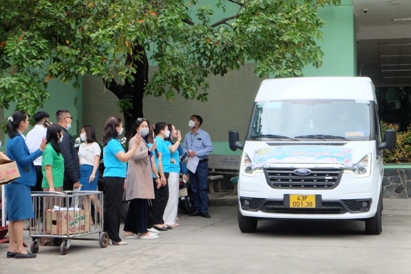Các y bác sĩ và các mạnh thường quân tạm biệt bệnh nhân nghèo, trước khi chuyến xe chở bệnh nhân về quê đón Tết. Ảnh: Hoàng Vinh. 