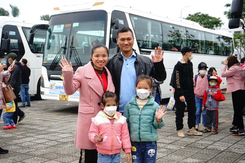Một gia đình đang làm công nhân ở Đà Nẵng lên xe về quê đón Tết. Ảnh: Vinh Hoàng. 