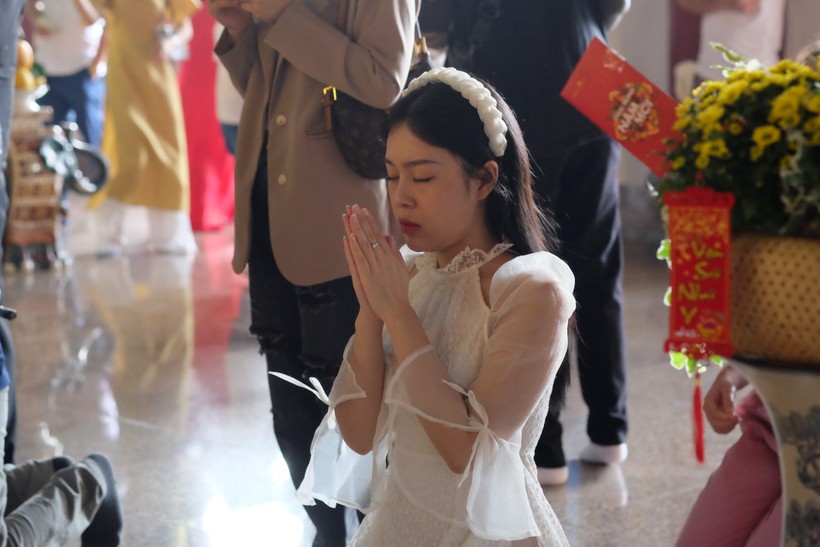 Người dân cầu nguyện tại chánh điện Chùa Linh Ứng (quận Sơn Trà, TP. Đà Nẵng) một năm mới bình an. Ảnh: Hoàng Vinh. 