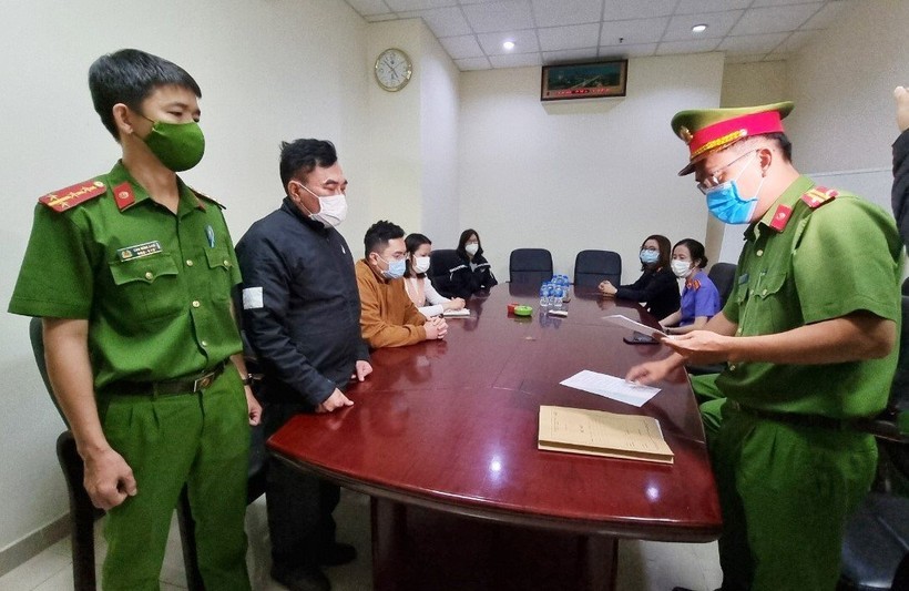 Công an tống đạt quyết định khởi tố vụ án, khởi tố bị can, thực hiện lệnh bắt tạm giam đối với ông Nguyễn Quang Trung. Ảnh: Công an TP. Đà Nẵng. 