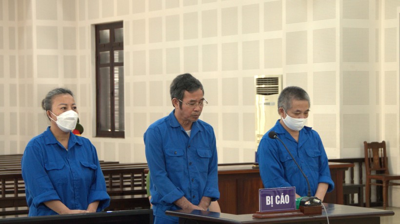 Bị cáo Đàm Quang Hưng (ở giữa) và bị cáo Tôn Thất Huy Minh và bị cáo Trần Thị Phương Dung tại tòa. Ảnh: Tâm Lê. 