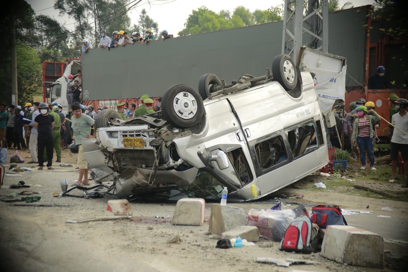 Chiếc xe khách biến dạng sau vụ tai nạn.