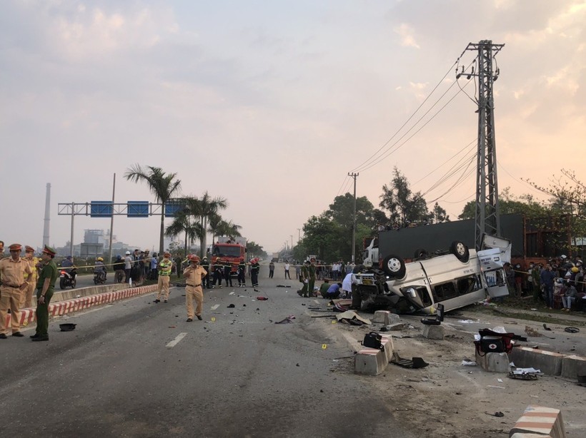 Công an phong tỏa điều tra vụ tai nạn giữa xe khách và xe đầu kéo. Ảnh: Công an tỉnh Quảng Nam. 