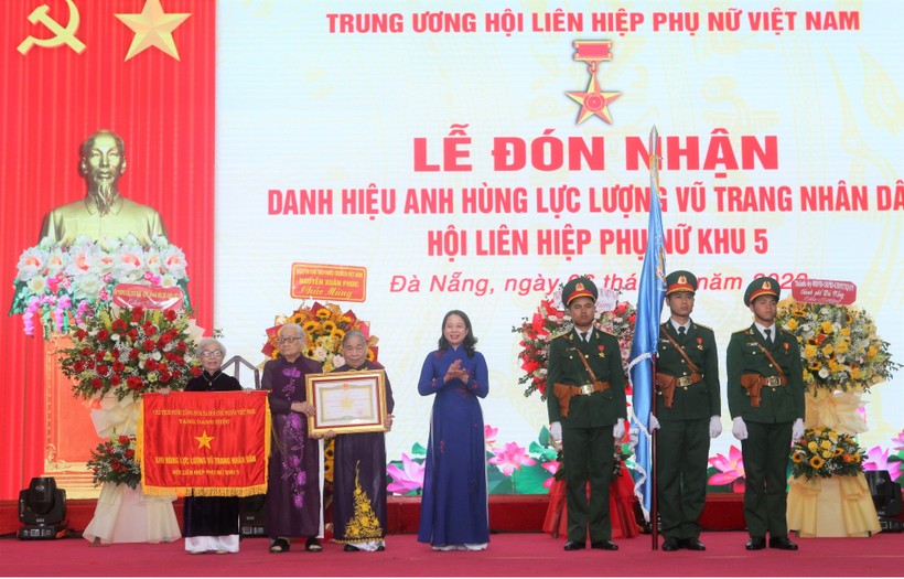 Phó Chủ tịch nước Võ Thị Ánh Xuân trao danh hiệu Anh hùng Lực lượng vũ trang nhân dân cho Hội Liên hiệp Phụ nữ Giải phóng Khu 5. Ảnh: X.D.