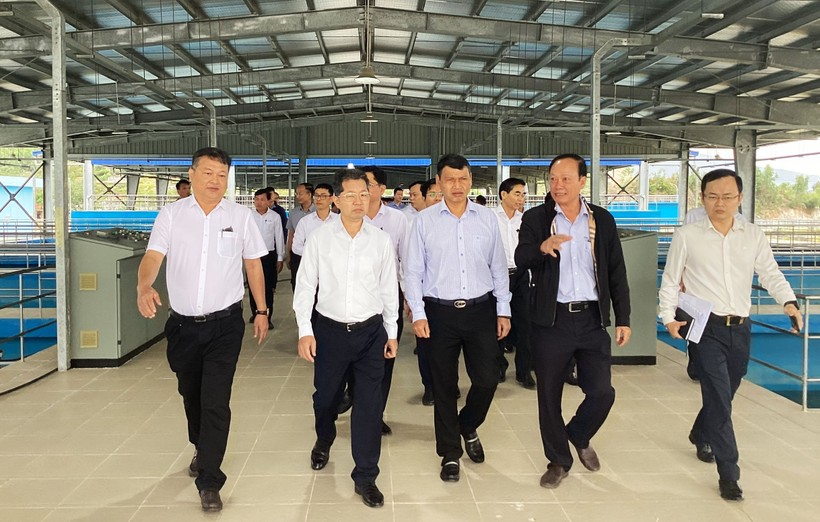 Ông Nguyễn Văn Quảng (thứ 2, hàng trên từ trái sang) - Bí thư Thành ủy Đà Nẵng kiểm tra Dự án Nhà máy Nước Hòa Liên giai đoạn 1. Ảnh: Nam Phú. 