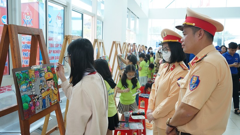 Các em học sinh ở Đà Nẵng tham gia cuộc thi vẽ tranh “Thiếu nhi Việt Nam với an toàn giao thông". Ảnh: Hoàng Vinh. 