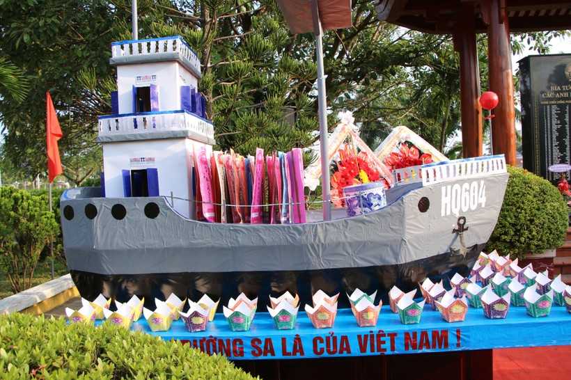 Mô hình tàu HQ 604 được Ban liên lạc Bộ đội Trường Sa TP Đà Nẵng dựng lên để tưởng niệm 64 chiến sĩ đã hy sinh bảo vệ đảo Gạc Ma.