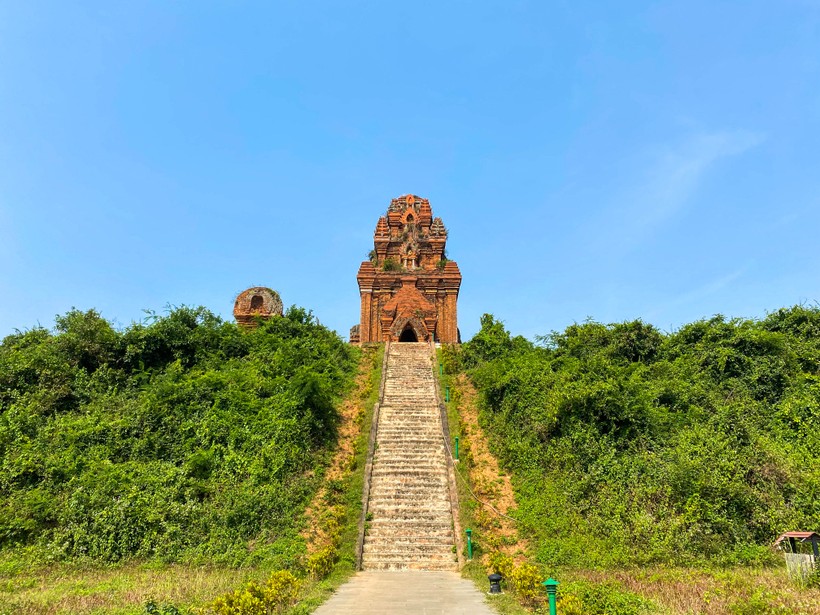 Tháp Bánh Ít tại tỉnh Bình Định. Ảnh: Hoàng Vinh. 