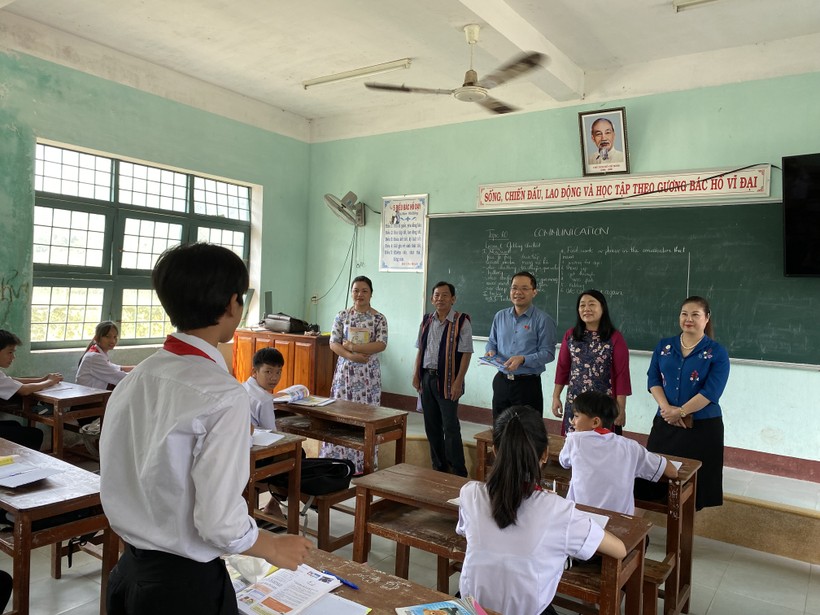 Đoàn Giám sát của Ủy ban Thường vụ Quốc hội đang trò chuyện cùng với học sinh của Trường Phổ thông dân tộc bán trú Tây Sơn (Bình Định) vào ngày 25/3. Ảnh: Hoàng Vinh. 