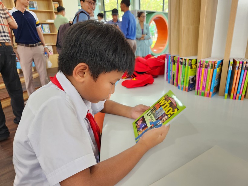 Các em học sinh đọc truyện trong thư viện. Ảnh: Cường Nguyễn. 