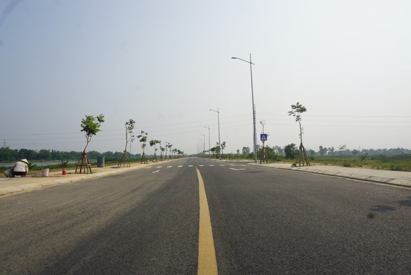 Tuyến đường ven sông Tuyên Sơn - Túy Loan. Ảnh: Hoàng Vinh. 