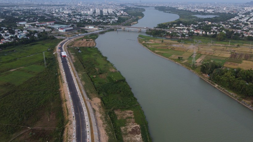 Tuyến đường ven sông Tuyên Sơn - Túy Loan. Ảnh: Sơn Đoàn. 