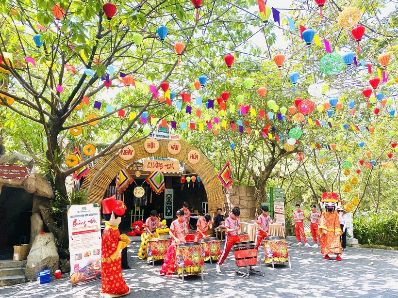 Công viên suối khoáng nóng Núi Thần Tài triển khai chương trình ngày hội văn hóa dân gian Quảng Đà với nhiều hoạt động biểu diễn nghệ thuật. Ảnh: Kim Tuyền. 
