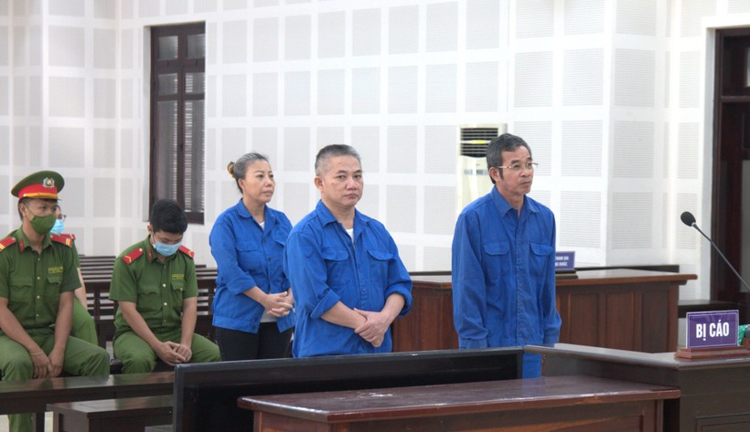Bị cáo Đàm Quang Hưng (ngoài cùng bên phải) tại tòa. Ảnh: Trần Trang. 